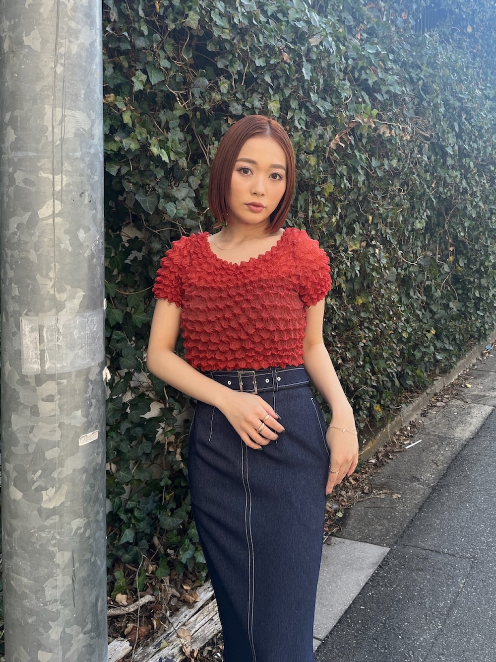 レッド系のシャツ/ブラウス、ブルー系のスカートを着用したレディースの春コーディネートの5枚目の写真