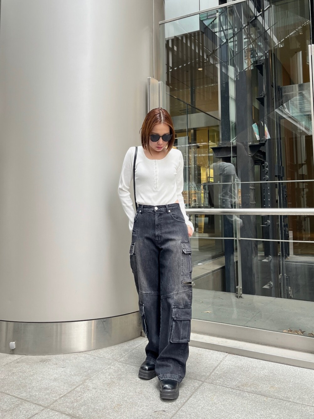 ホワイト系のTシャツ/カットソー、ブラック系のデニムパンツを着用したレディースの冬コーディネートの2枚目の写真