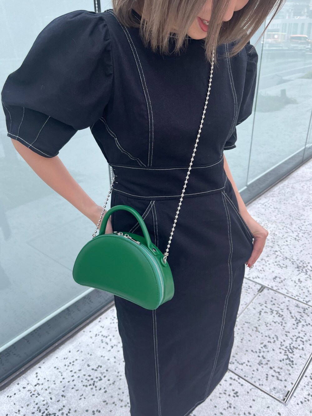 ブラック系のワンピースを着用したレディースの春コーディネートの5枚目の写真