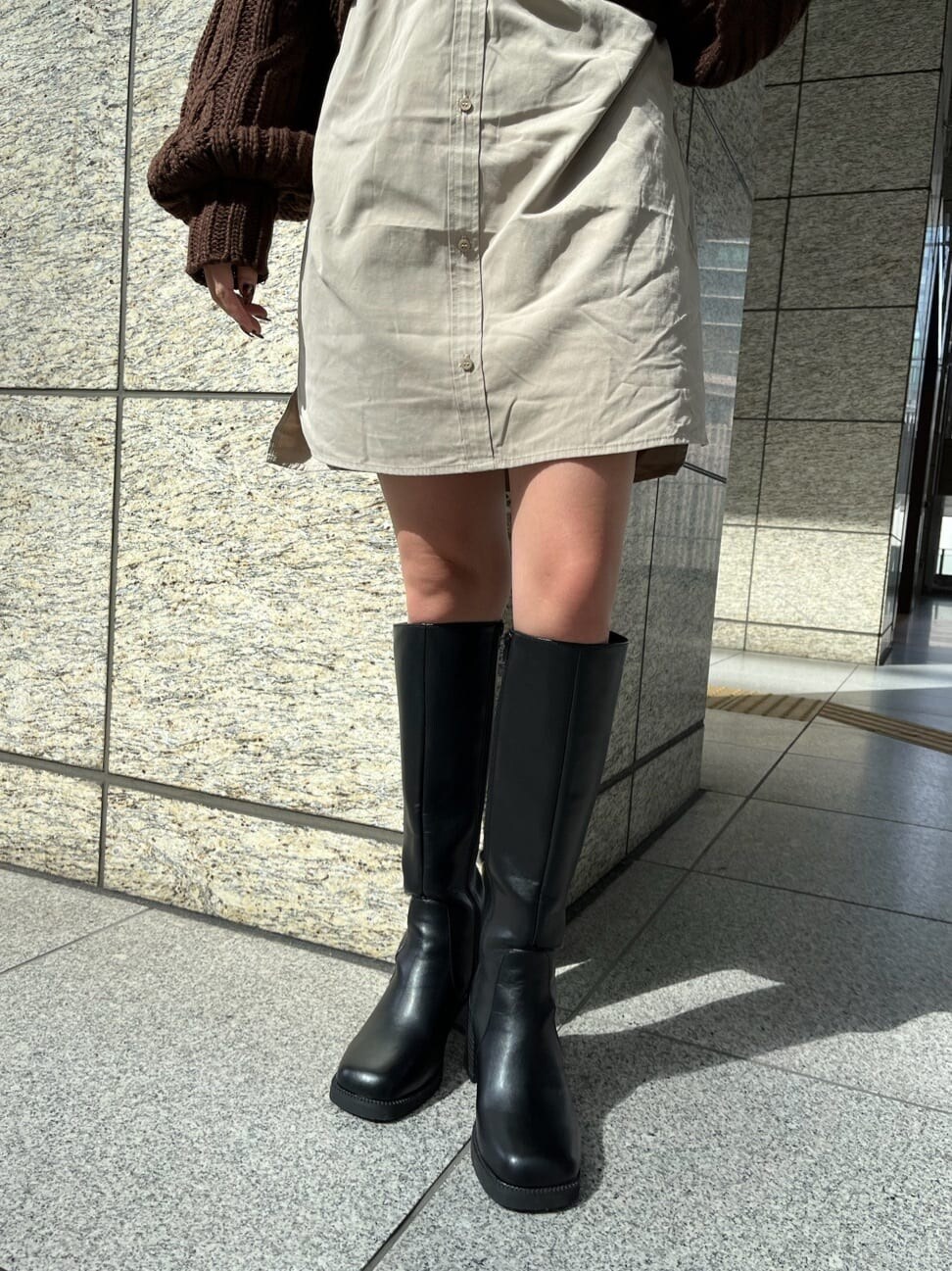 ブラック系のブーツ、ブラウン系のワンピースを着用したレディースの秋コーディネートの9枚目の写真