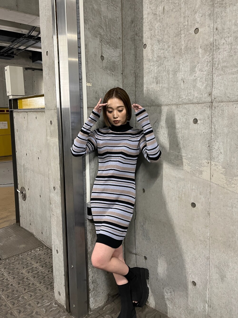 その他のワンピース、ブラック系のブーツを着用したレディースの冬コーディネートの3枚目の写真