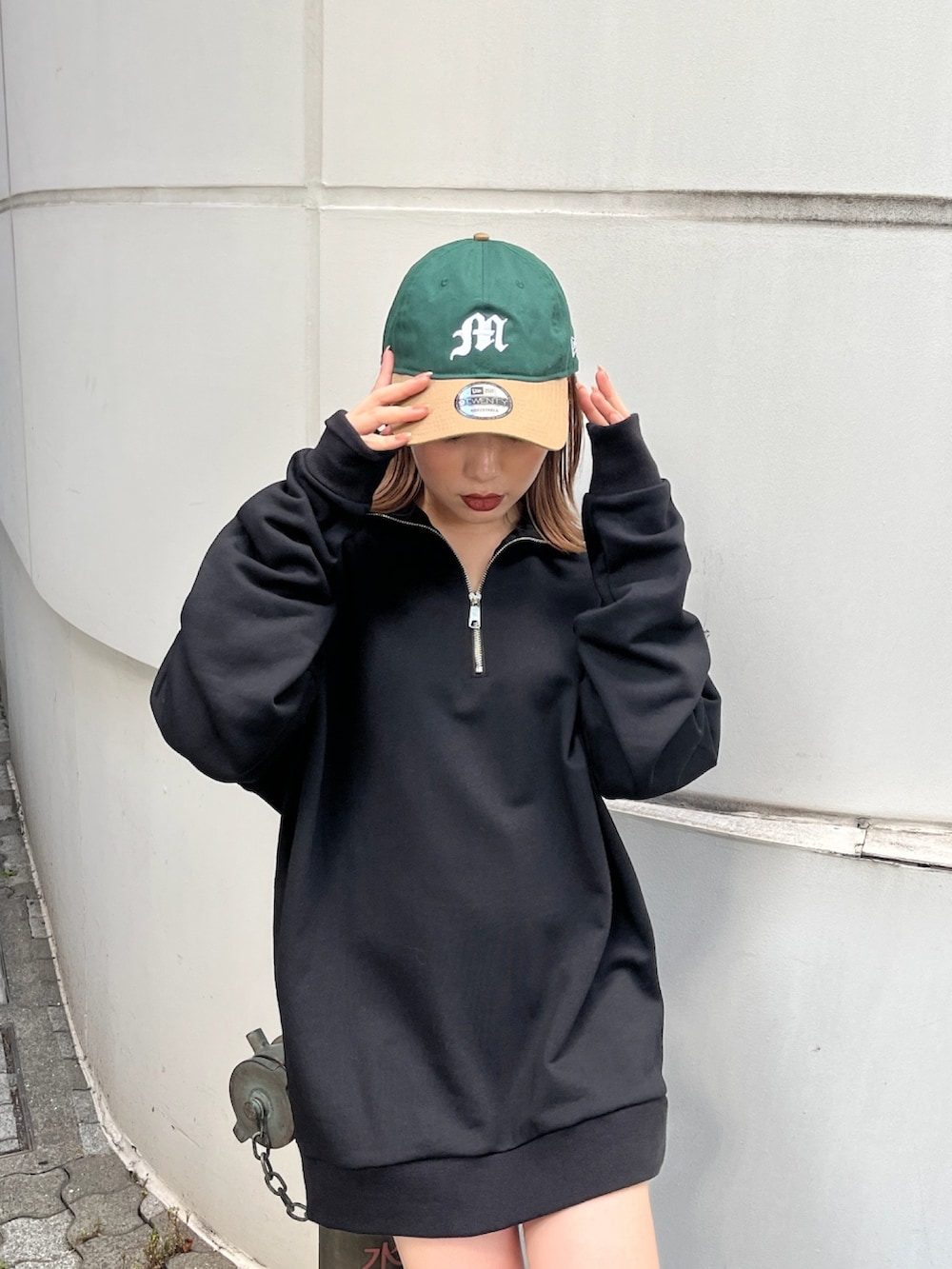 ブラック系のスウェット、グレー系のキャップを着用したレディースの夏コーディネートの2枚目の写真