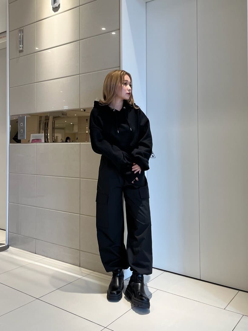 ブラック系のカーゴパンツ、ブラック系のパーカーを着用したレディースの秋コーディネートの4枚目の写真