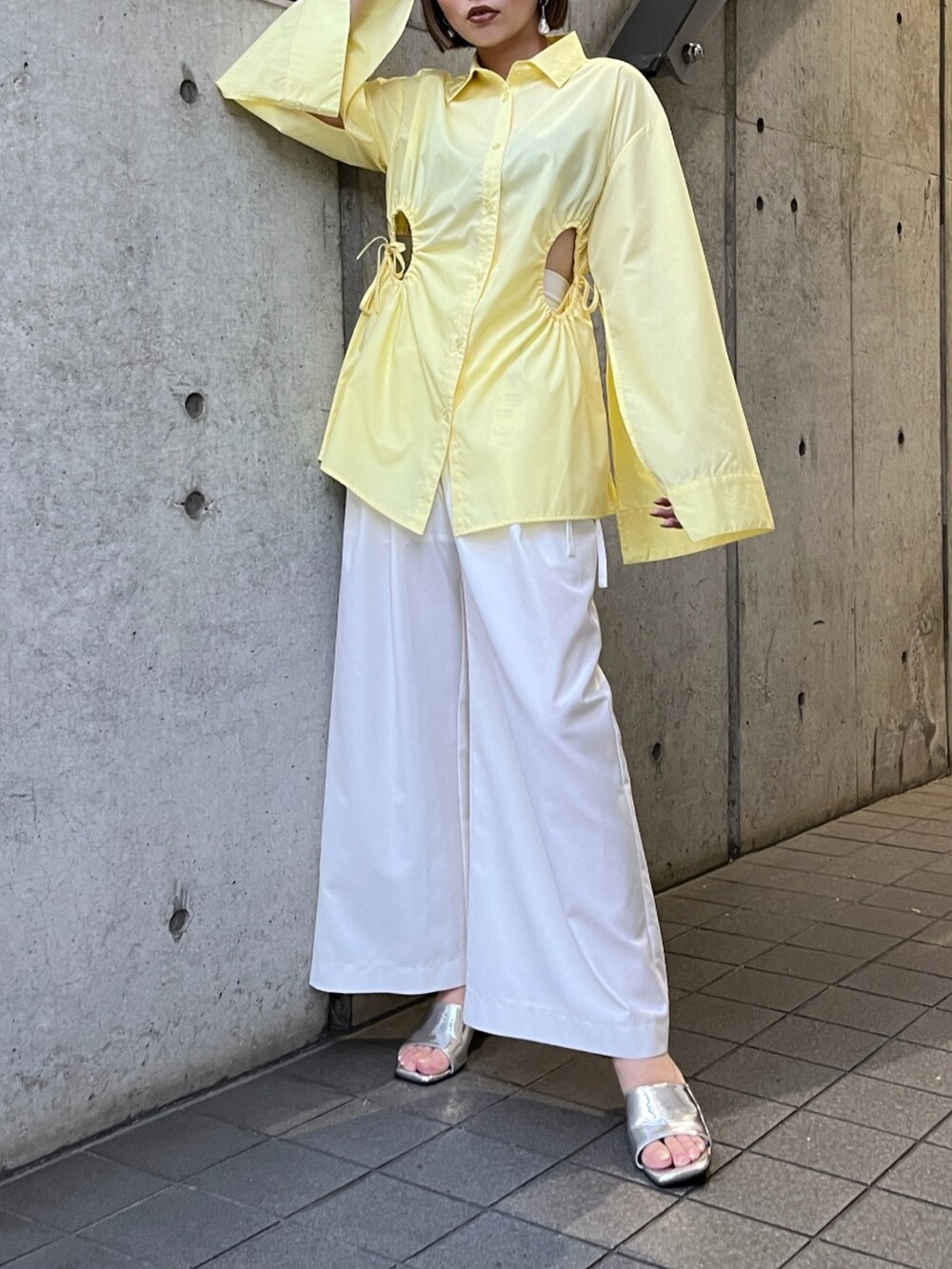 ホワイト系のその他パンツを着用したレディースの秋コーディネートの3枚目の写真