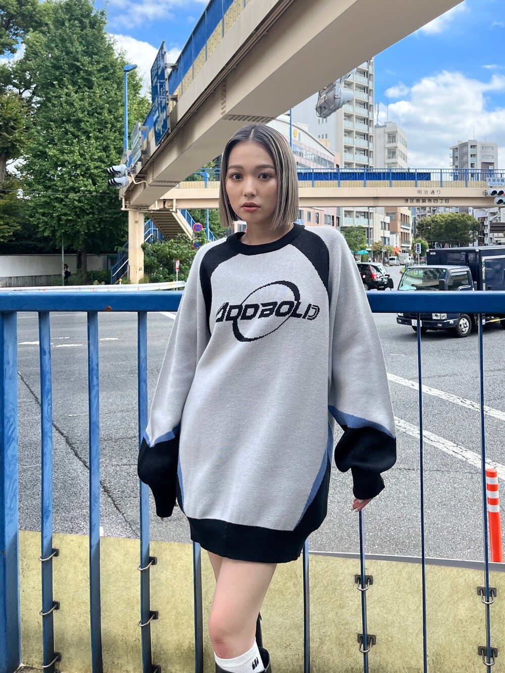 グレー系のワンピース、ブラック系のブーツ、ホワイト系のソックス/靴下を着用したレディースの秋コーディネートの6枚目の写真
