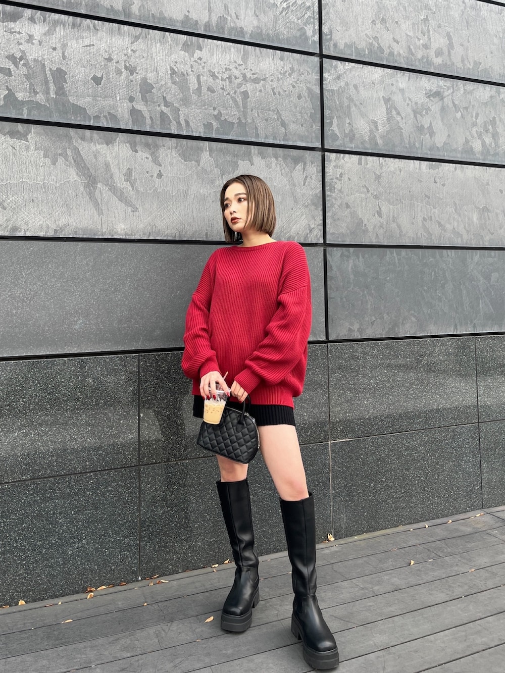 ブラック系のダウンジャケット/コート、レッド系のニット/セーター、ブラック系のその他パンツを着用したレディースの冬コーディネートの3枚目の写真