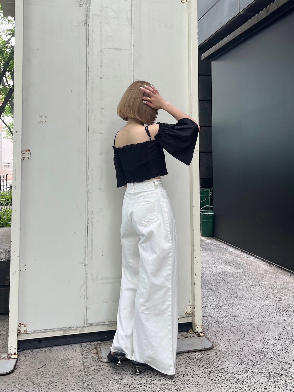 ブラック系のシャツ/ブラウス、ホワイト系のデニムパンツ、ブラック系のサンダルを着用したレディースの夏コーディネートの2枚目の写真