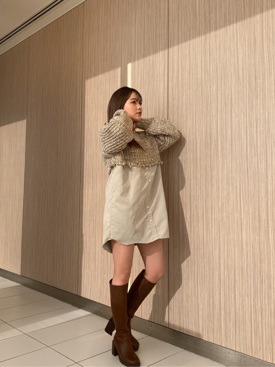 ブラック系のブーツ、ホワイト系のワンピースを着用したレディースの冬コーディネートの3枚目の写真