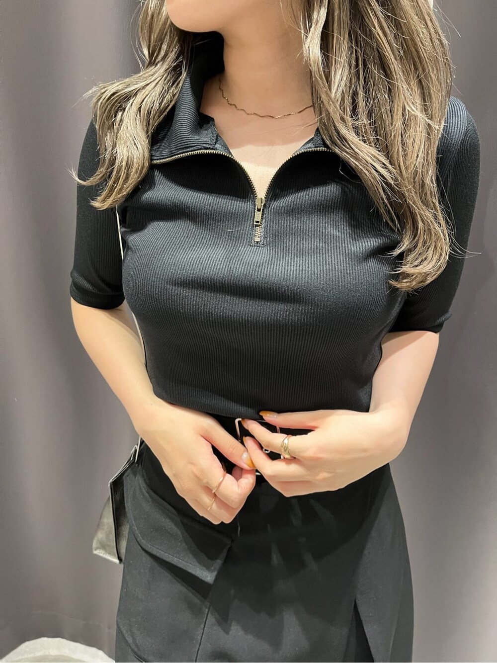 ブラック系のスカート、その他のサンダル、ブラック系のショルダーバッグを着用したレディースの夏コーディネートの5枚目の写真