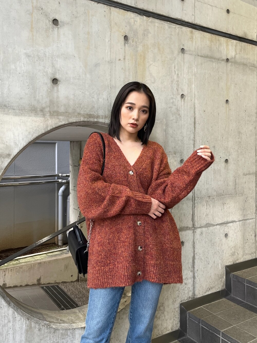 オレンジ系のカーディガン/ボレロを着用したレディースの夏コーディネートの4枚目の写真