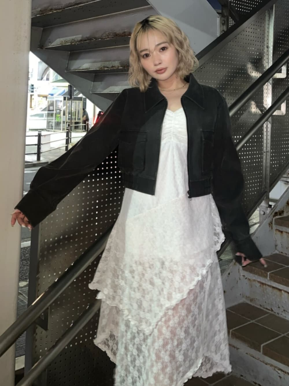 ブラック系のブーツ、ブラック系のブルゾンを着用したレディースの春コーディネートの4枚目の写真