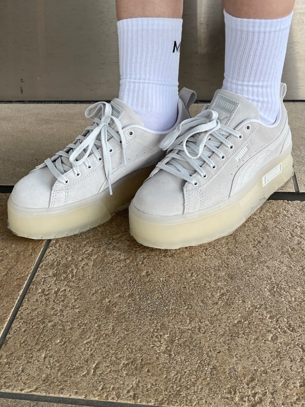 ブラック系のワンピース、ブラック系のニット/セーター、グレー系のスニーカーを着用したレディースの冬コーディネートの8枚目の写真