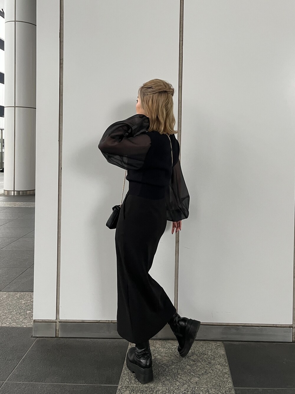 ブラック系のニット/セーターを着用したレディースの冬コーディネートの3枚目の写真