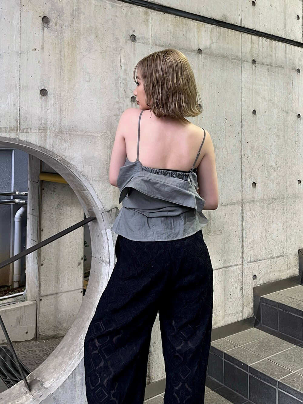 グレー系のシャツ/ブラウス、ブラック系のその他パンツ、ブラック系のサンダルを着用したレディースの夏コーディネートの3枚目の写真