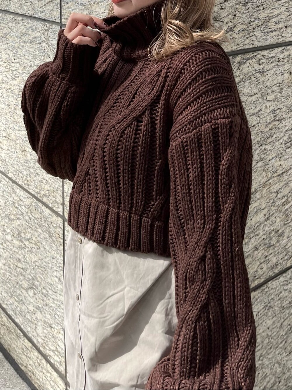 ブラック系のブーツ、ブラウン系のワンピースを着用したレディースの秋コーディネートの8枚目の写真