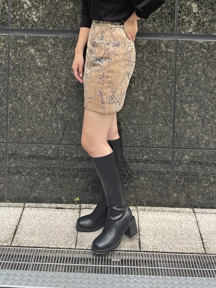 ブラック系のブーツ、ブラック系のニット/セーター、ブラウン系のスカートを着用したレディースの秋コーディネートの6枚目の写真