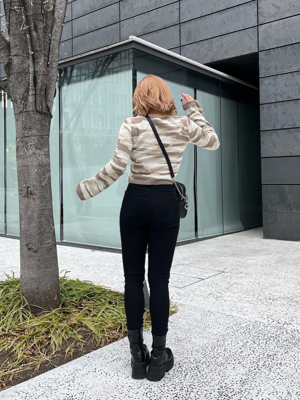ベージュ系のカーディガン/ボレロ、ブラック系のデニムパンツ、ブラック系のショルダーバッグを着用したレディースの冬コーディネートの4枚目の写真