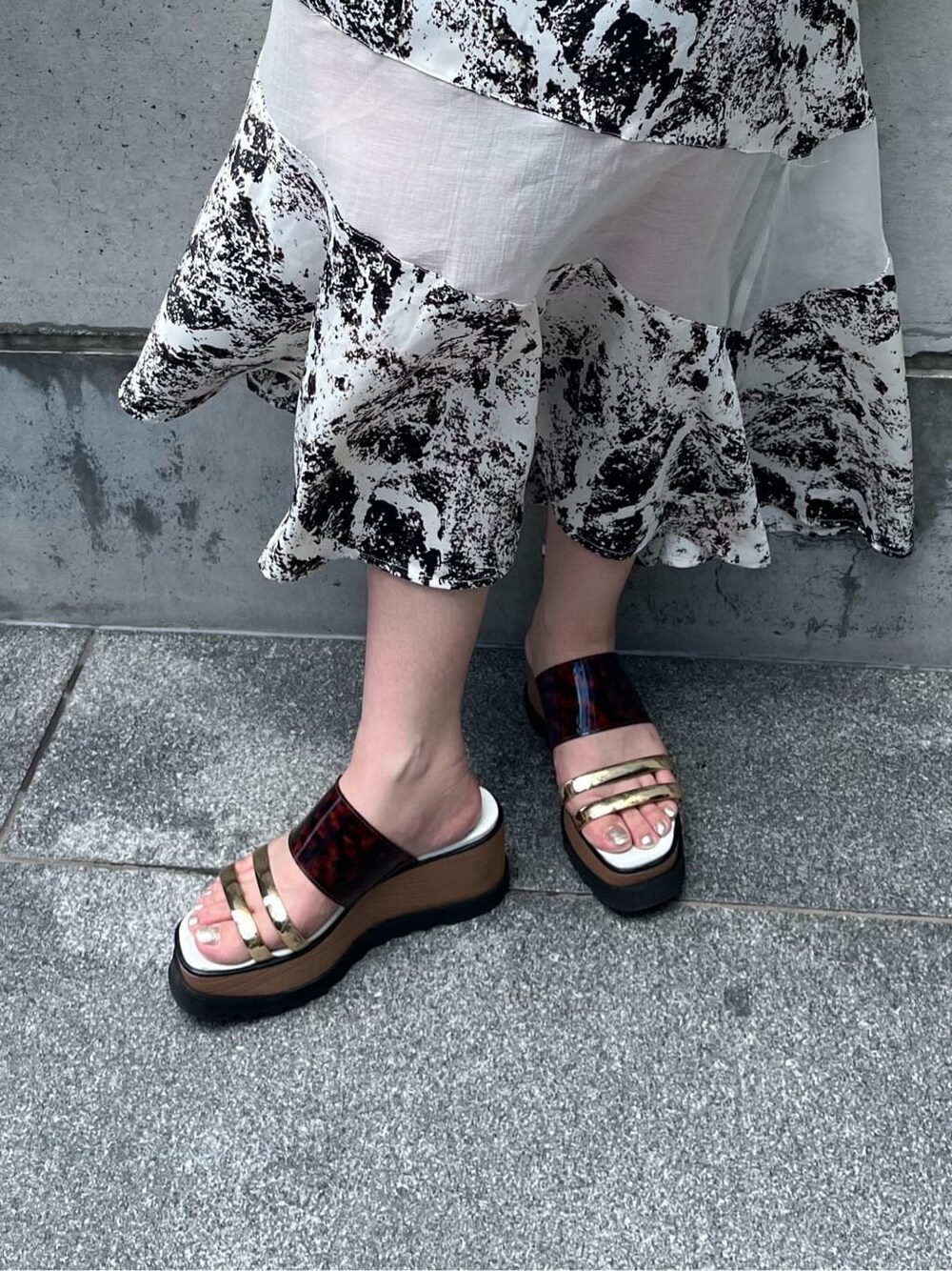 ホワイト系のシャツ/ブラウス、グリーン系のタンクトップ、その他のサンダルを着用したレディースの夏コーディネートの10枚目の写真