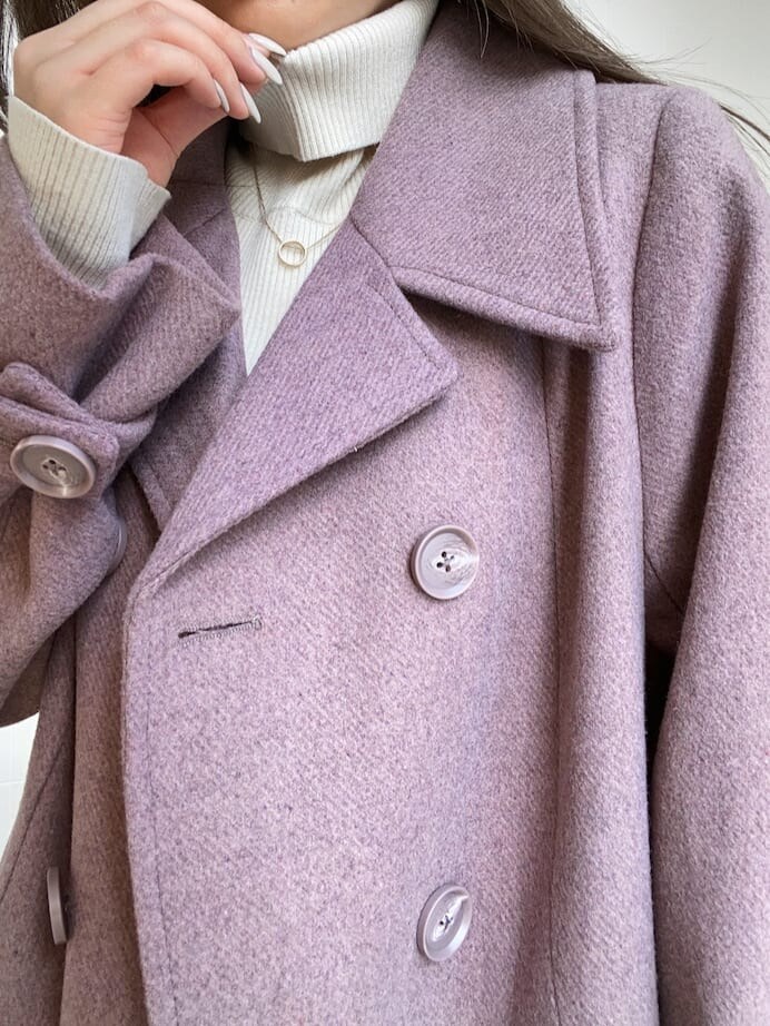 パープル系のチェスターコートを着用したレディースの冬コーディネートの4枚目の写真