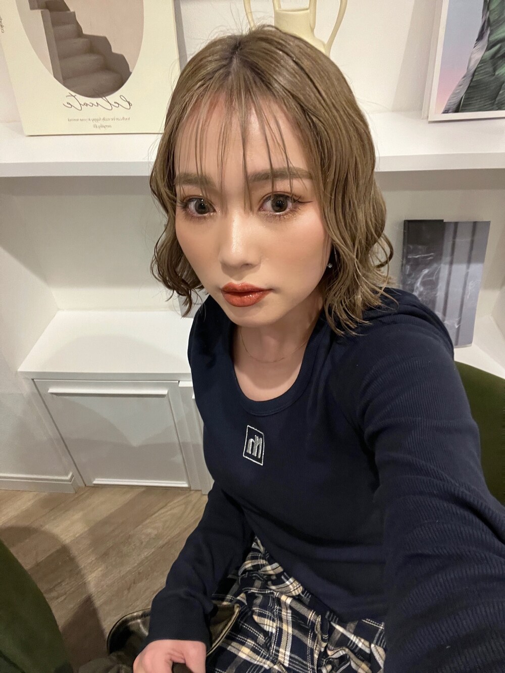 ブルー系のTシャツ/カットソー、ブラック系のブーツを着用したレディースの春コーディネートの3枚目の写真