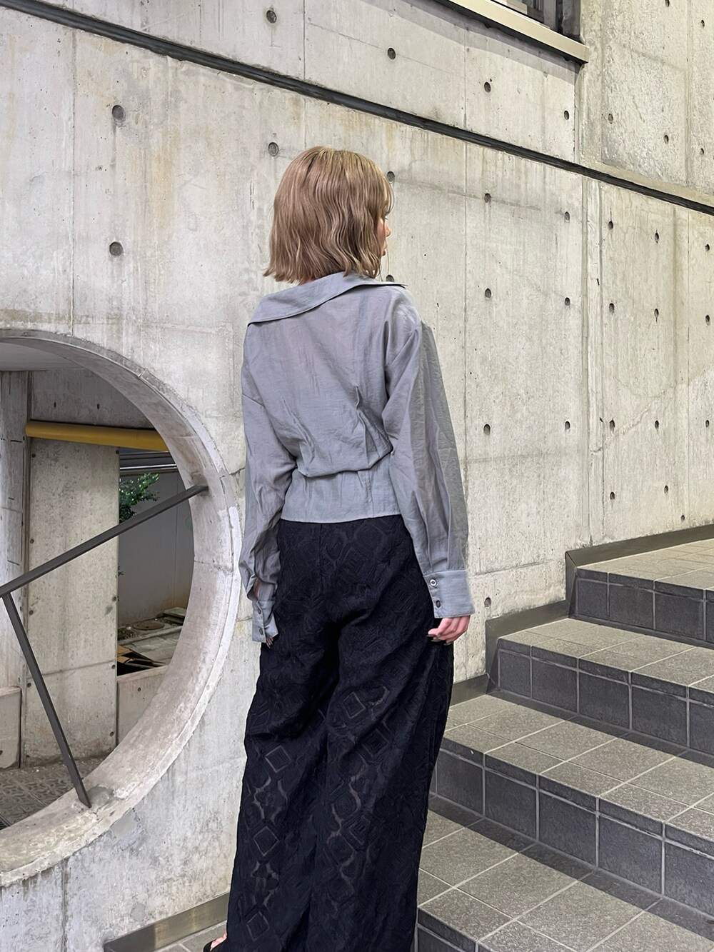 グレー系のシャツ/ブラウス、ブラック系のその他パンツ、ブラック系のサンダルを着用したレディースの夏コーディネートの8枚目の写真