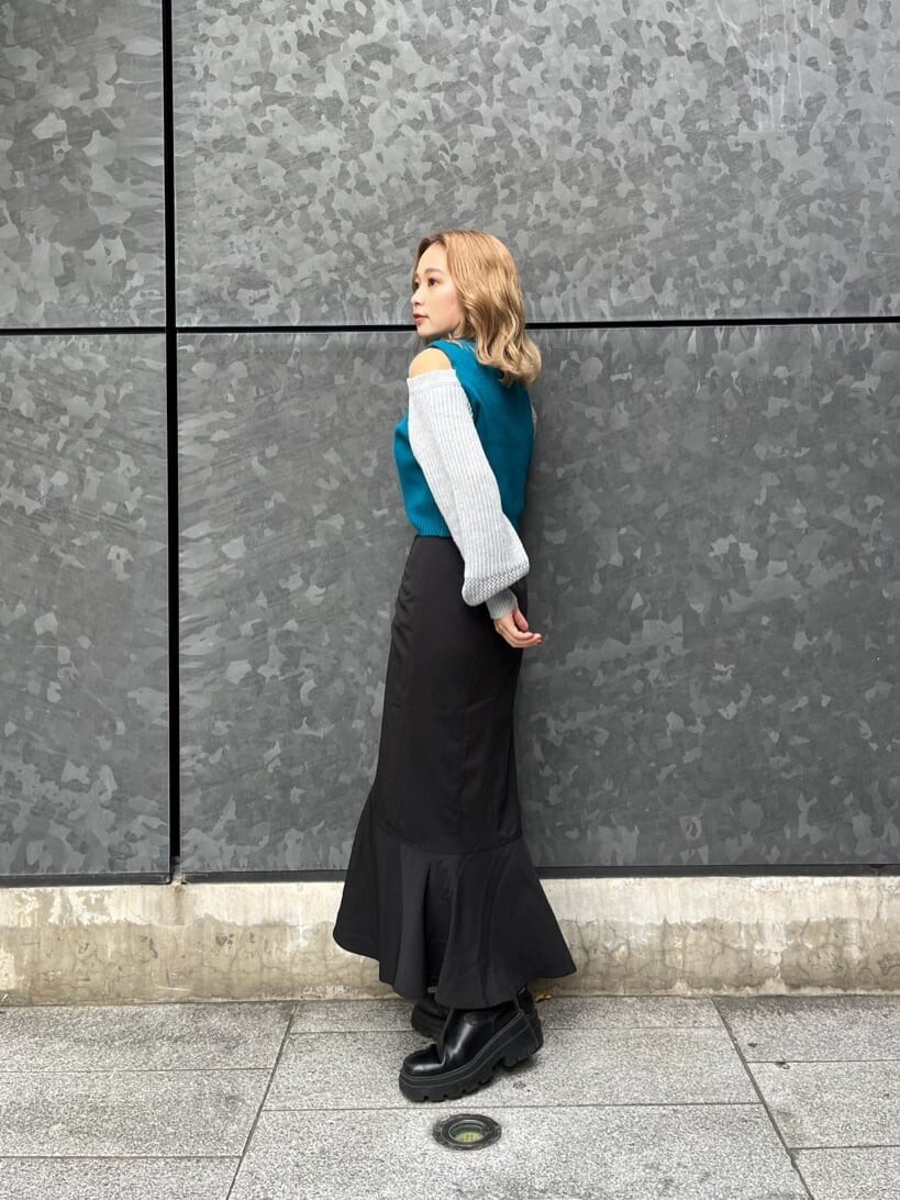 ブルー系のニット/セーター、ブラック系のスカートを着用したレディースの秋コーディネートの3枚目の写真