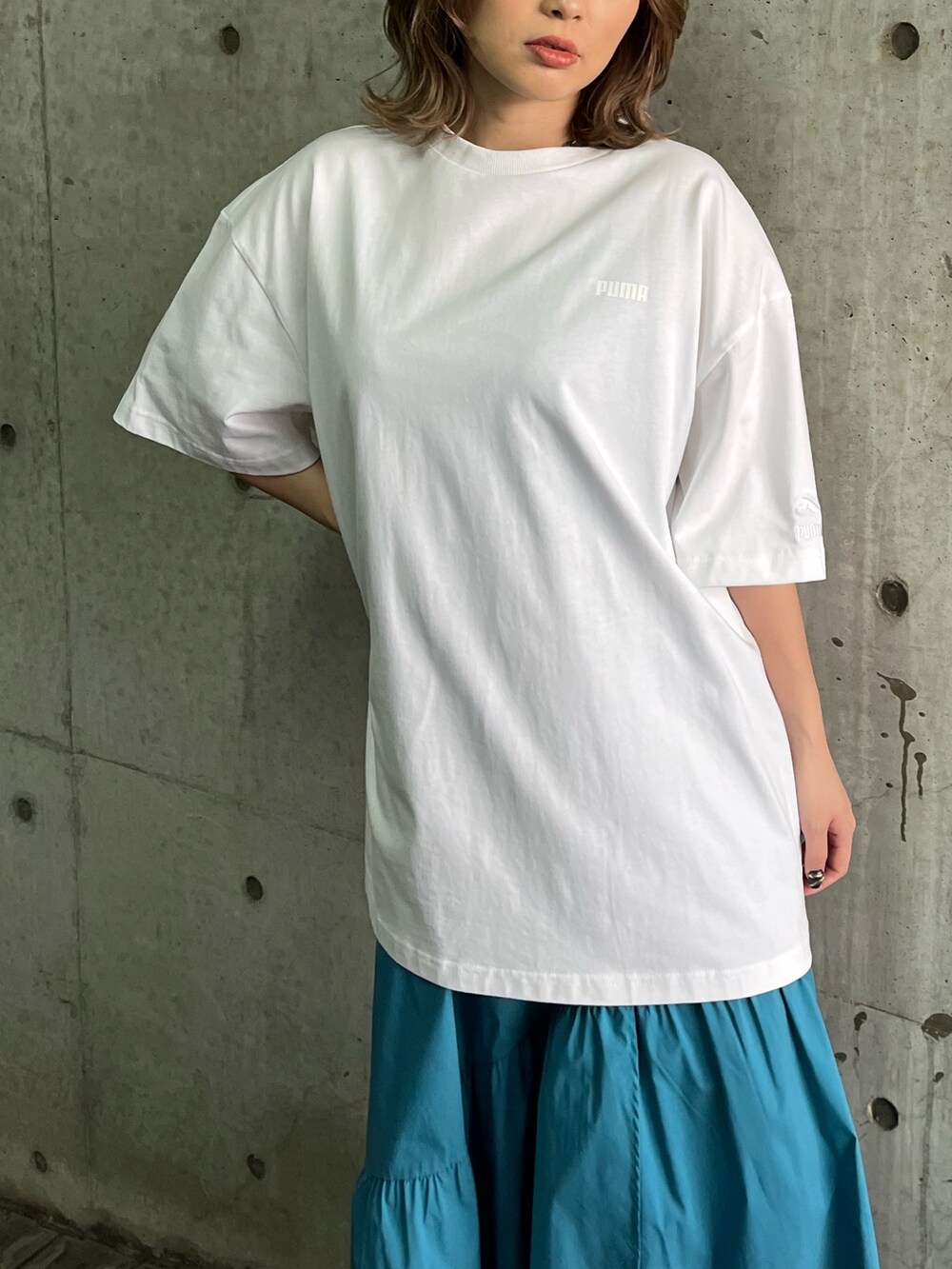 ブルー系のワンピース、ブラック系のサンダル、ホワイト系のTシャツ/カットソーを着用したレディースの春コーディネートの4枚目の写真