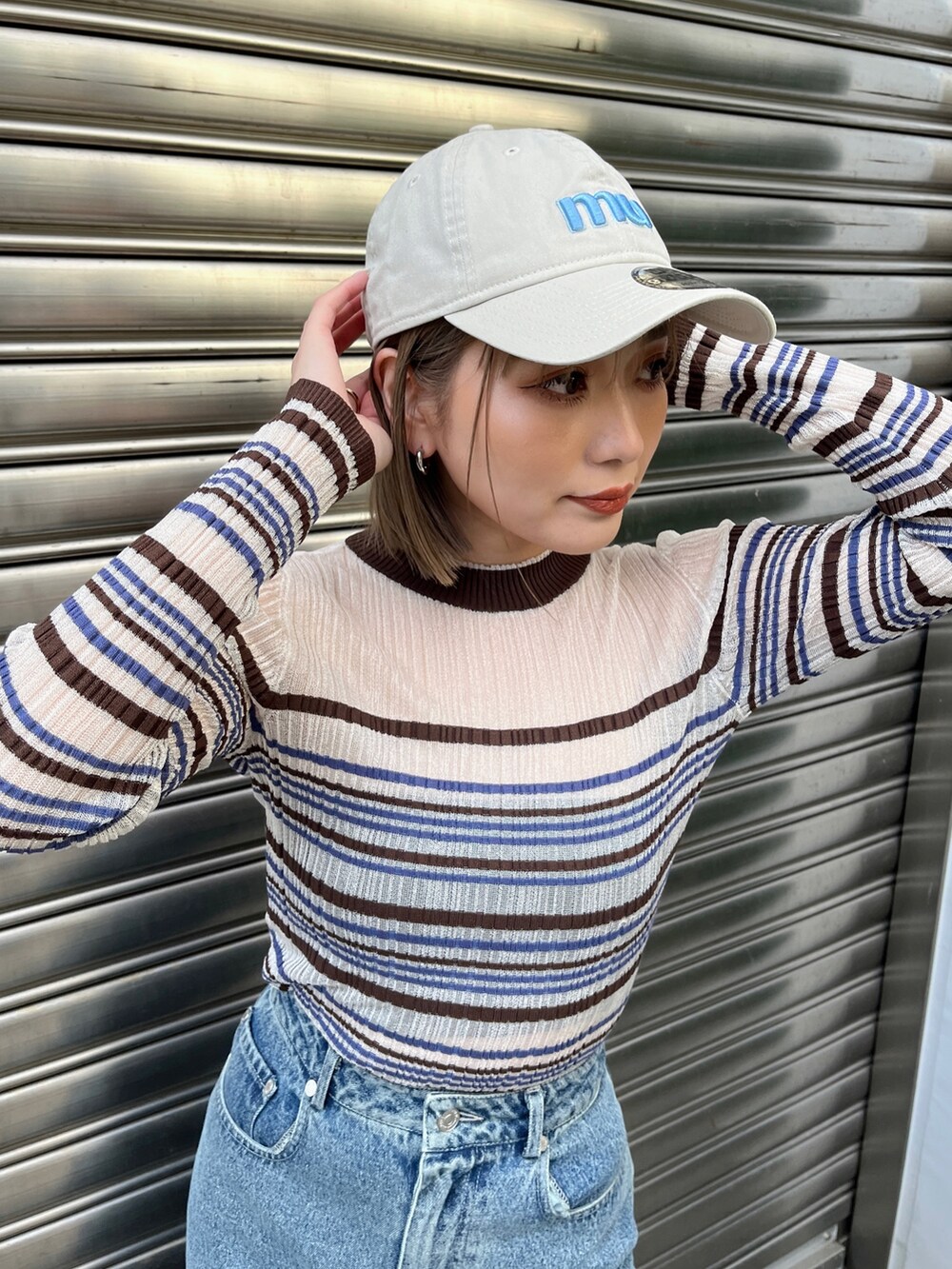 その他のニット/セーター、ブルー系のデニムジャケット、ブラック系のブーツを着用したレディースの冬コーディネートの8枚目の写真