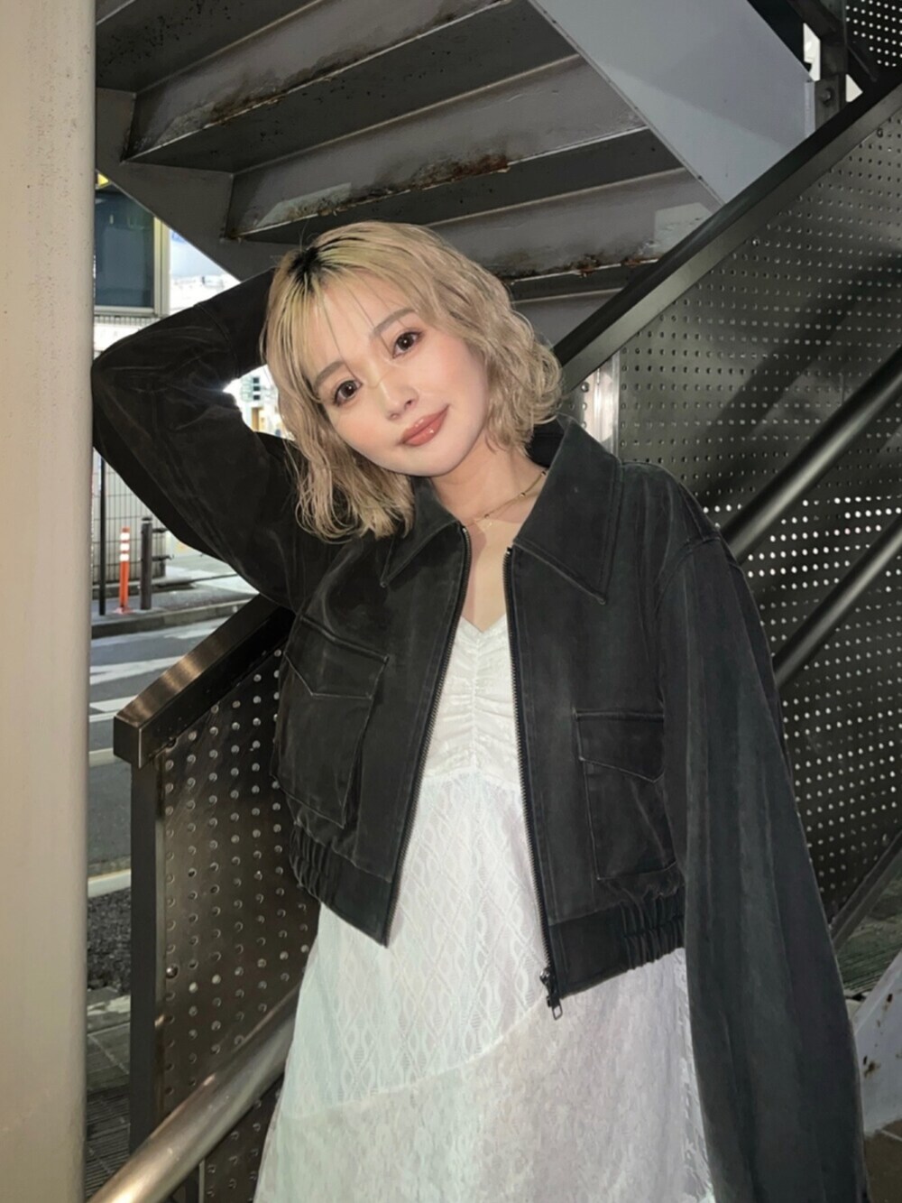 ブラック系のブーツ、ブラック系のブルゾンを着用したレディースの春コーディネートの8枚目の写真