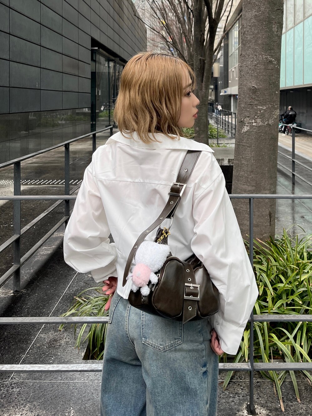 ホワイト系のシャツ/ブラウス、ブルー系のデニムパンツ、ホワイト系のサンダルを着用したレディースの春コーディネートの6枚目の写真