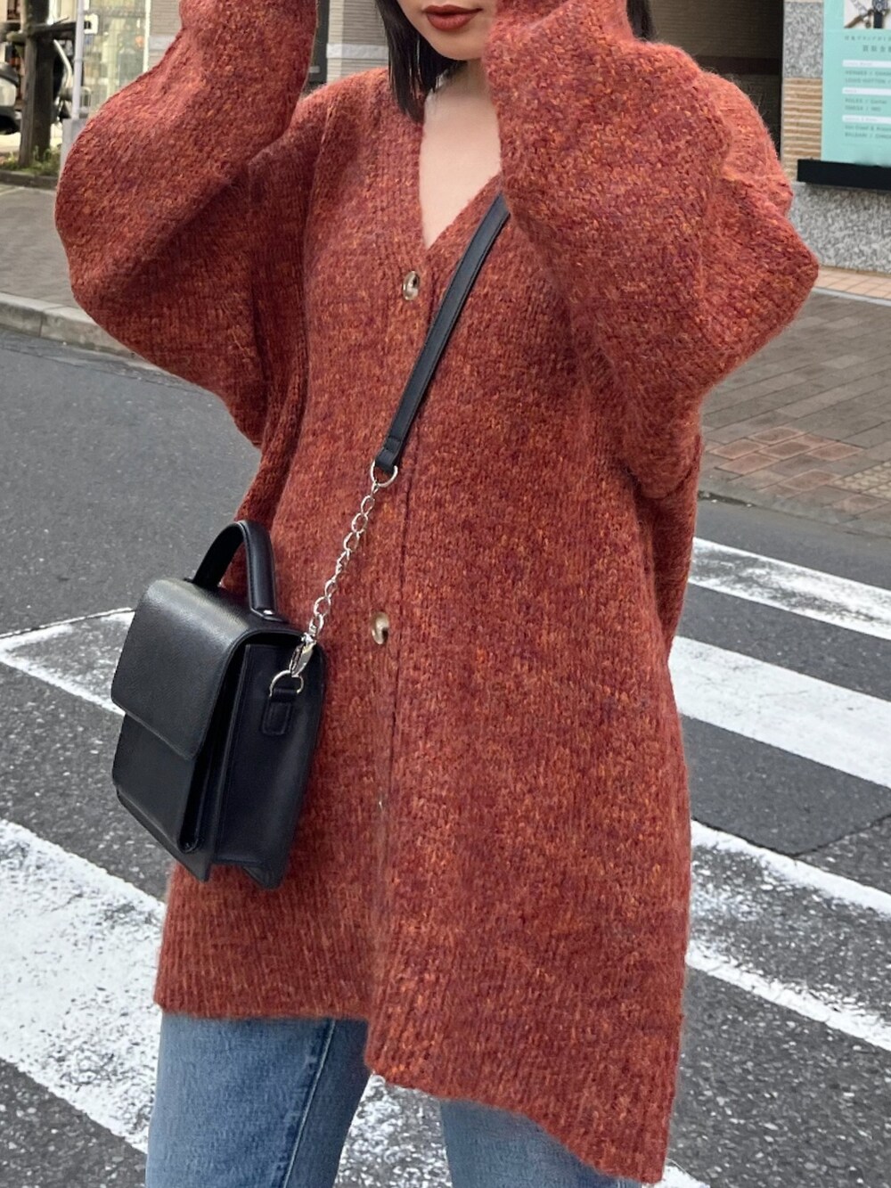 オレンジ系のカーディガン/ボレロを着用したレディースの夏コーディネートの6枚目の写真