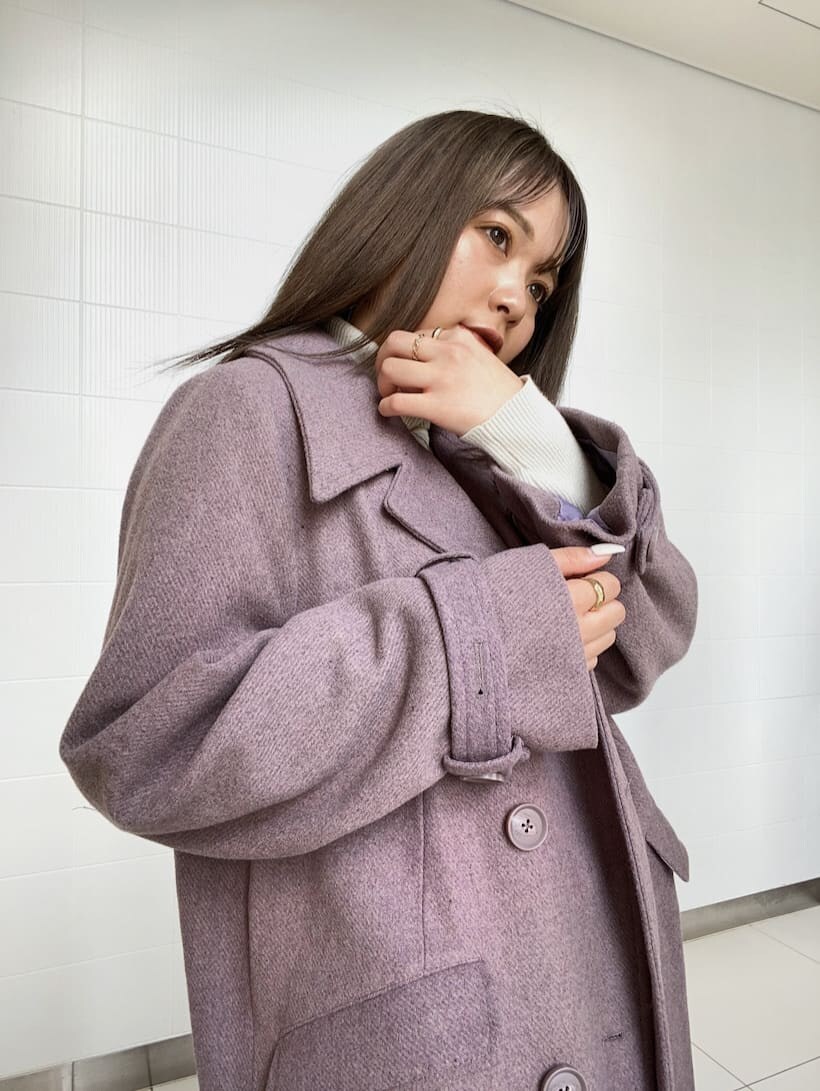 パープル系のチェスターコートを着用したレディースの冬コーディネートの3枚目の写真