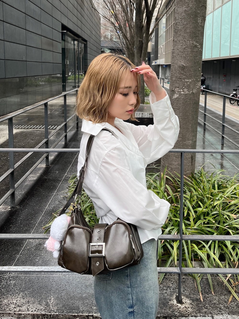 ホワイト系のシャツ/ブラウス、ブルー系のデニムパンツ、ホワイト系のサンダルを着用したレディースの春コーディネートの5枚目の写真