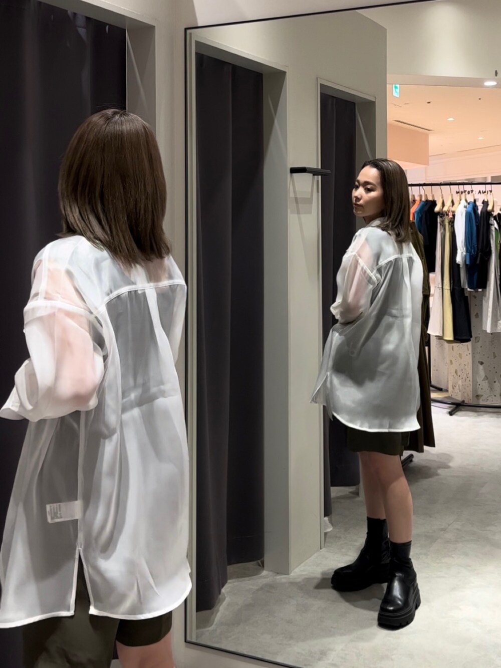 ブラック系のショルダーバッグ、ホワイト系のシャツ/ブラウス、ブラック系のタンクトップを着用したレディースの春コーディネートの2枚目の写真