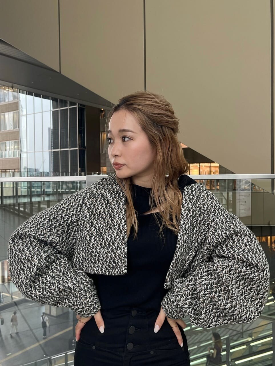 ブラック系のデニムパンツ、ブラック系のニット/セーター、ベージュ系のトレンチコートを着用したレディースの夏コーディネートの9枚目の写真