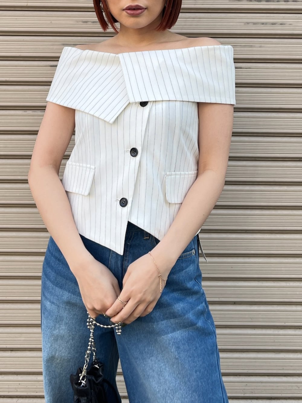 ホワイト系のシャツ/ブラウス、ブルー系のデニムパンツ、ブラック系のサンダルを着用したレディースの夏コーディネートの5枚目の写真