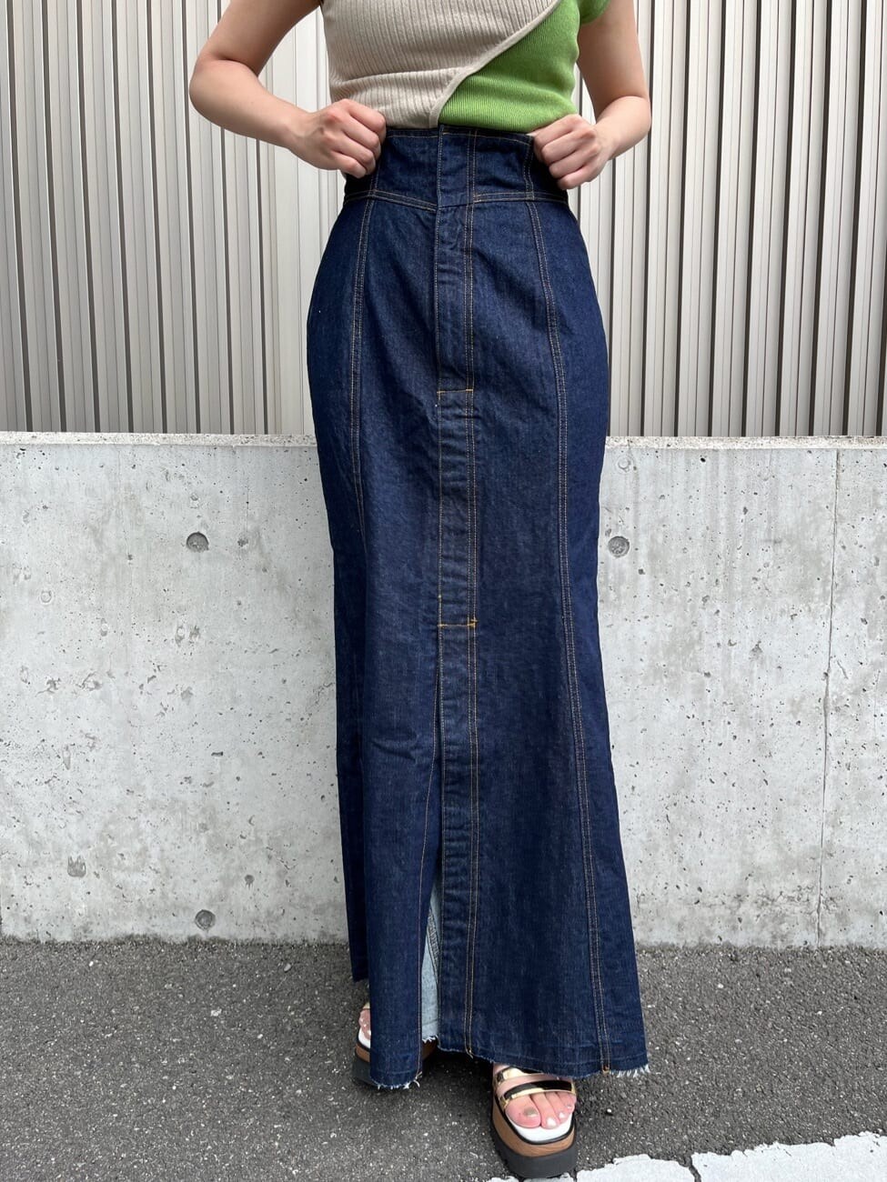 ブルー系のデニムスカート、その他のサンダル、その他のタンクトップを着用したレディースの夏コーディネートの8枚目の写真