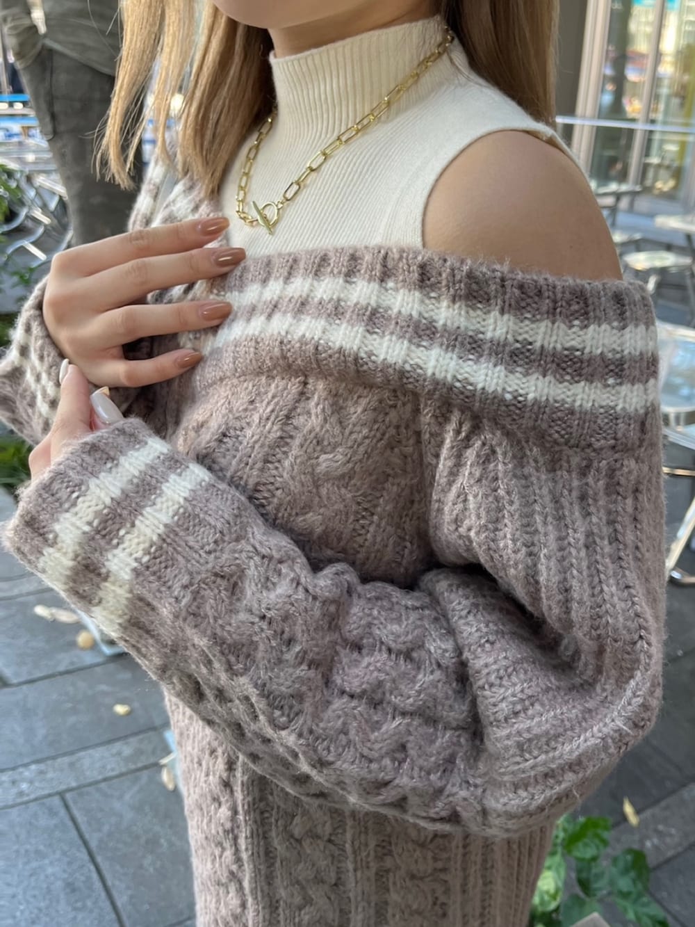 ブラウン系のワンピース、ブラック系のショルダーバッグを着用したレディースの秋コーディネートの7枚目の写真