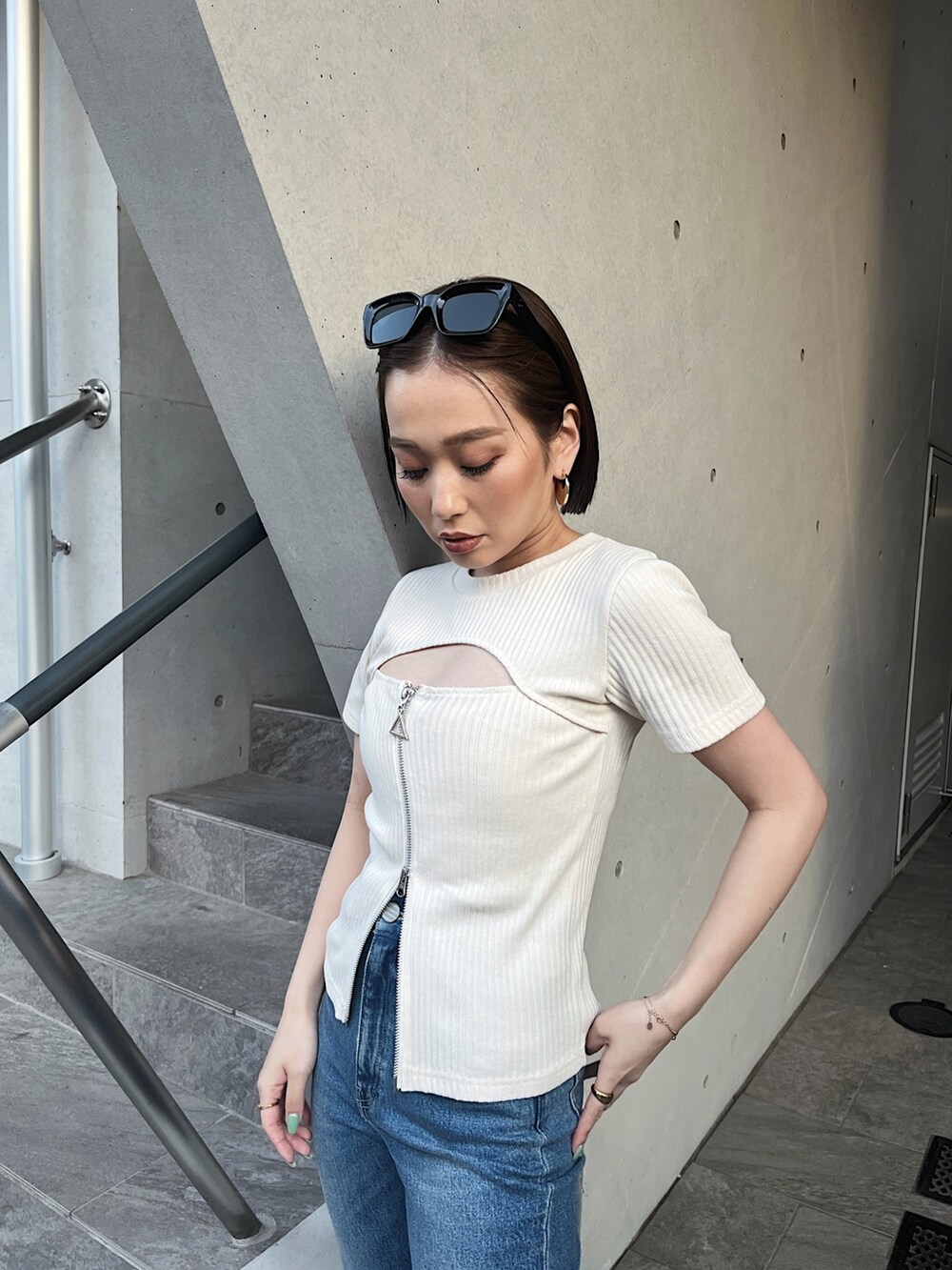 ホワイト系のTシャツ/カットソー、ブルー系のデニムパンツ、シルバー系のサンダルを着用したレディースの春コーディネートの4枚目の写真