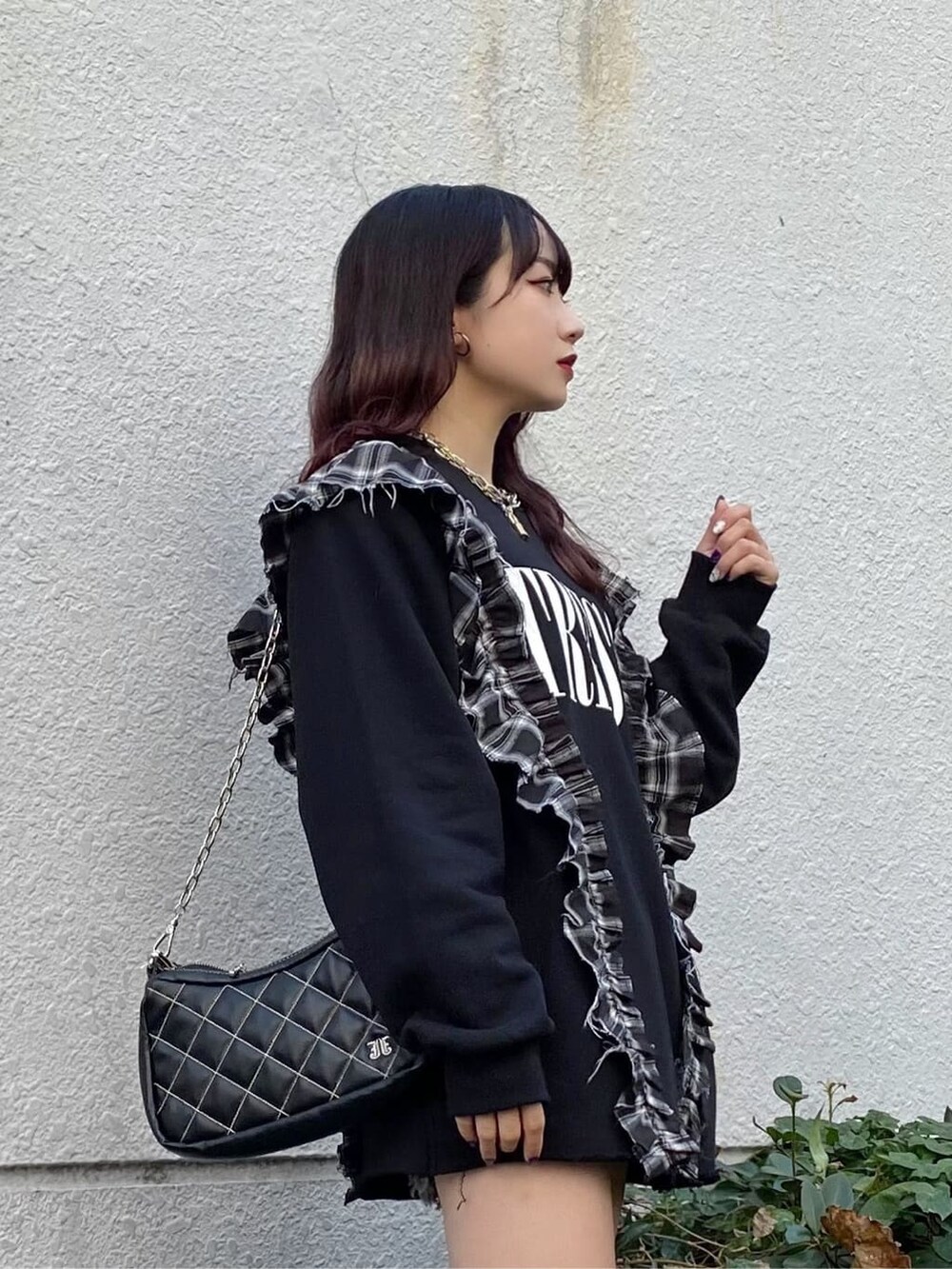 ブラック系のハンドバッグ、ブラック系のTシャツ/カットソーを着用したレディースの秋コーディネートの2枚目の写真