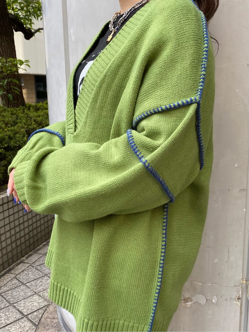 ブラック系のブーツ、グリーン系のニット/セーター、ブラック系のTシャツ/カットソーを着用したレディースの冬コーディネートの5枚目の写真