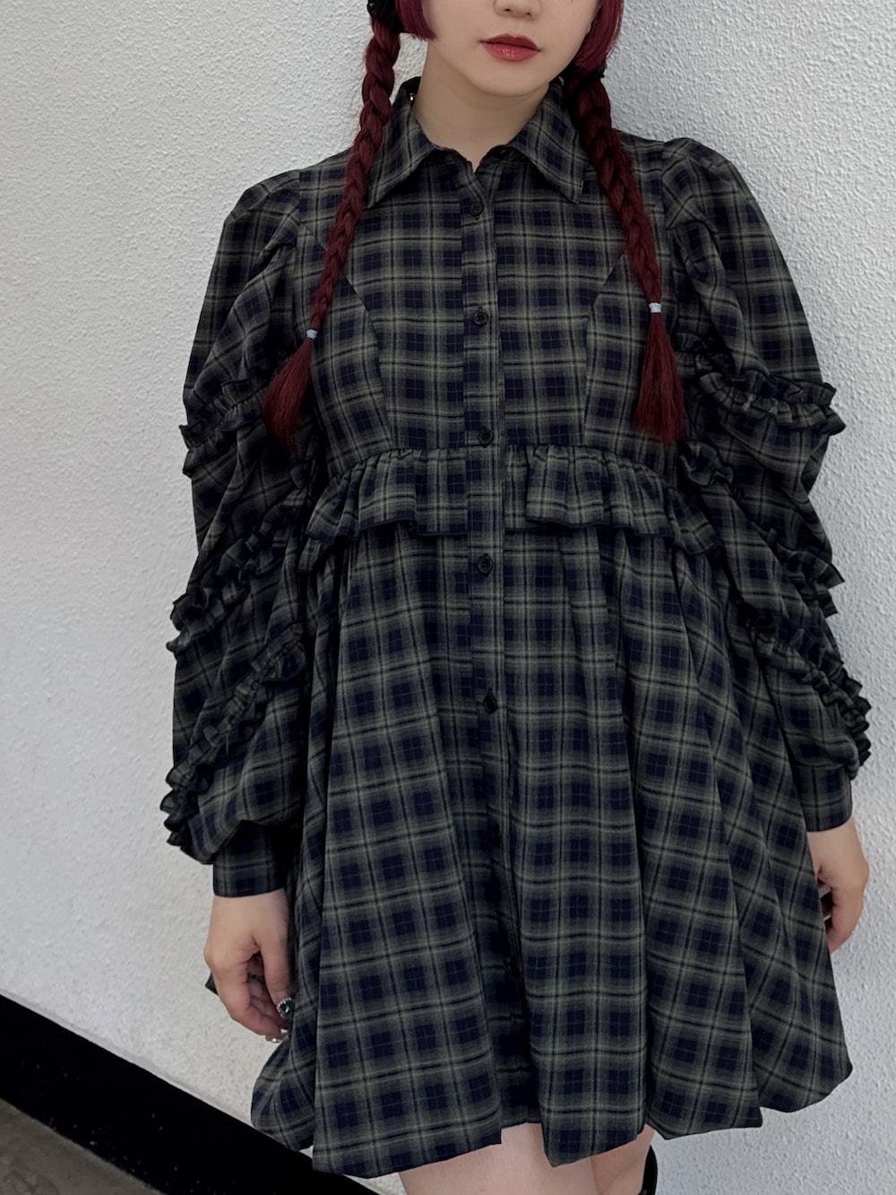 グリーン系のワンピースを着用したレディースの春コーディネートの3枚目の写真