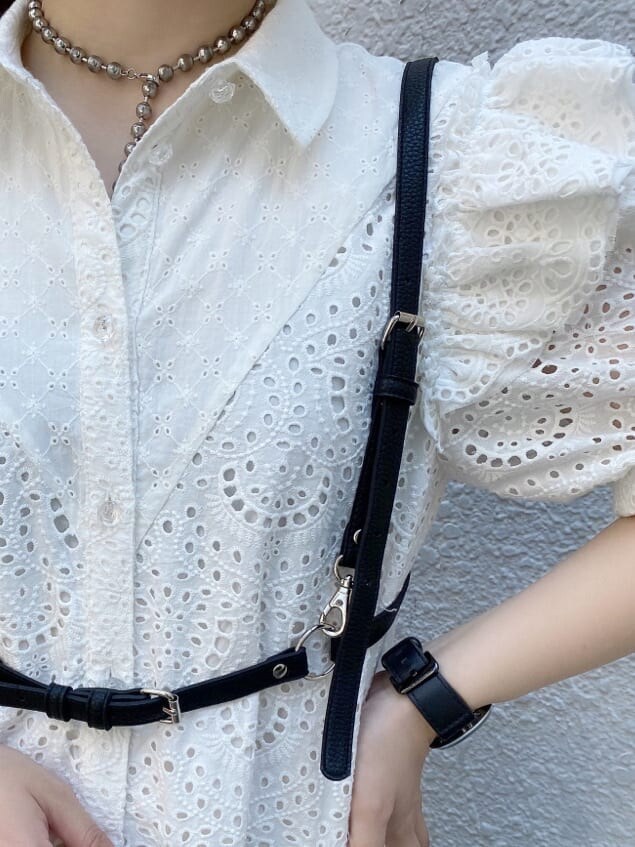 ホワイト系のワンピース、ブラック系のベルトを着用したレディースの夏コーディネートの3枚目の写真