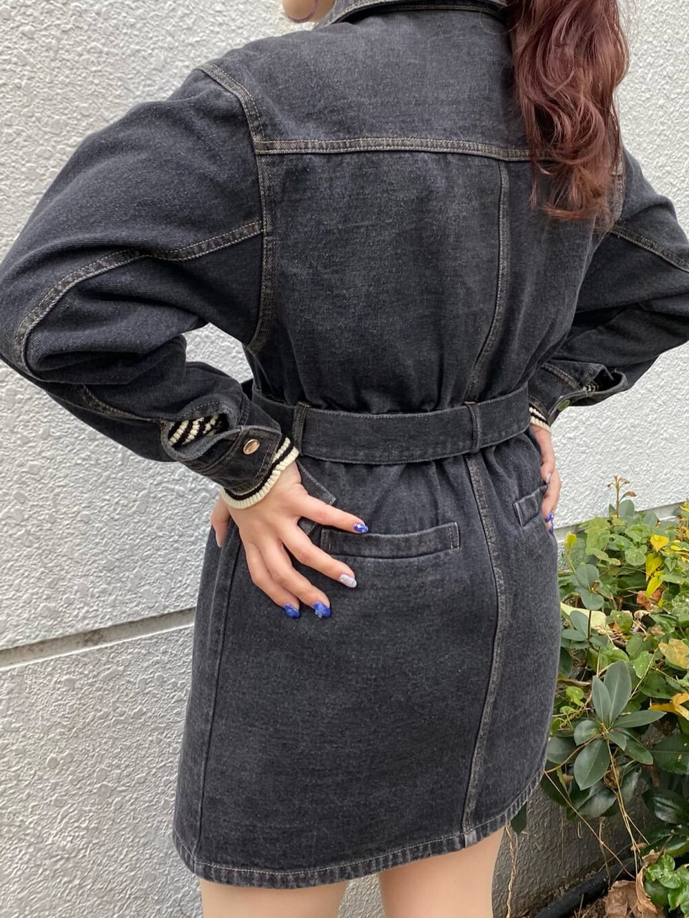 ブラック系のワンピース、ブラック系のブーツ、その他のニット/セーターを着用したレディースの秋コーディネートの5枚目の写真