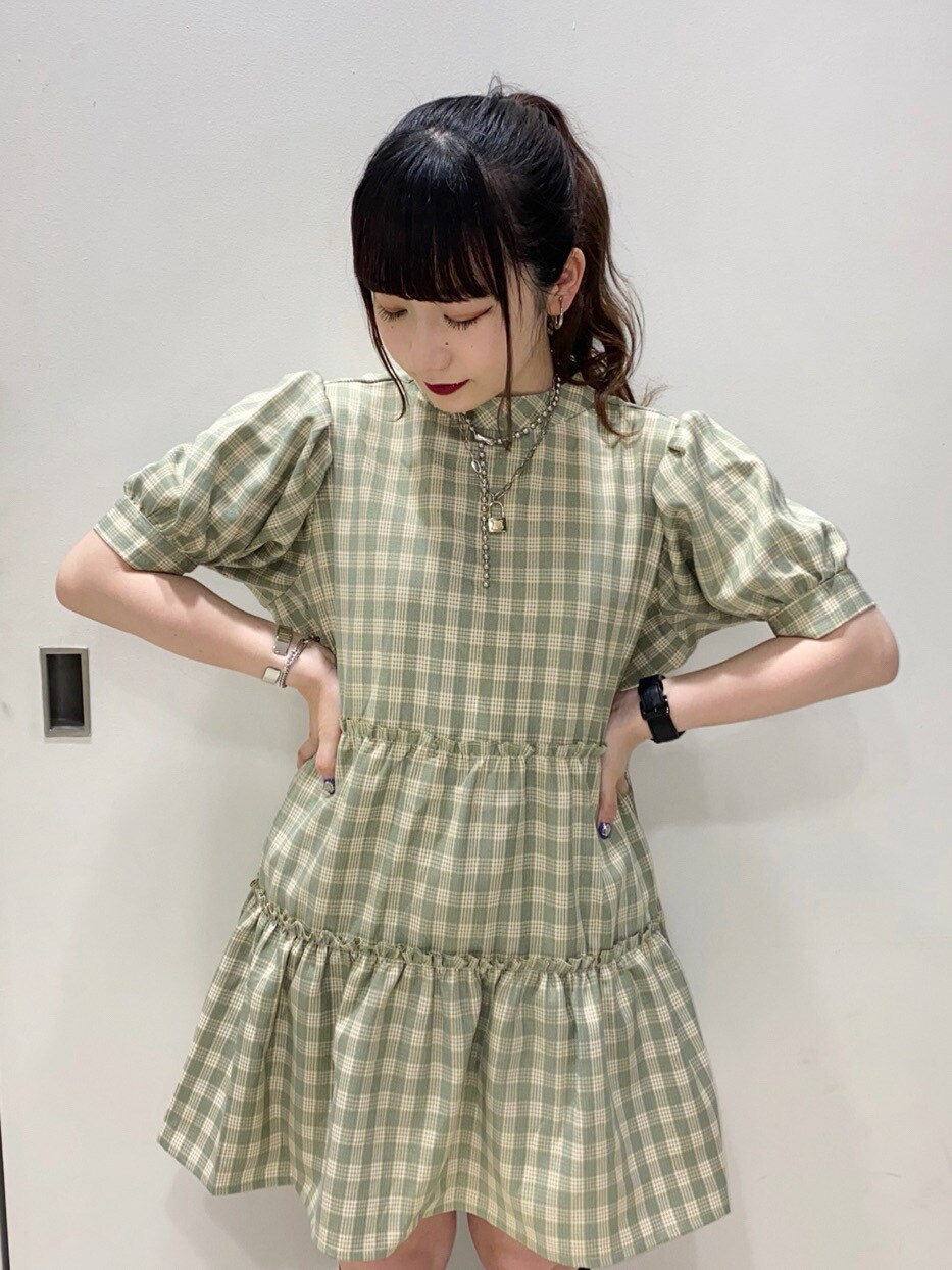 ブラック系のブーツ、その他のチュニックを着用したレディースの夏コーディネートの2枚目の写真