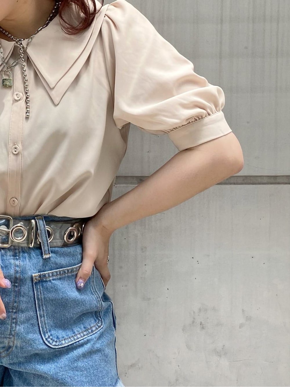 ホワイト系のシャツ/ブラウス、ブルー系のデニムパンツを着用したレディースの夏コーディネートの3枚目の写真