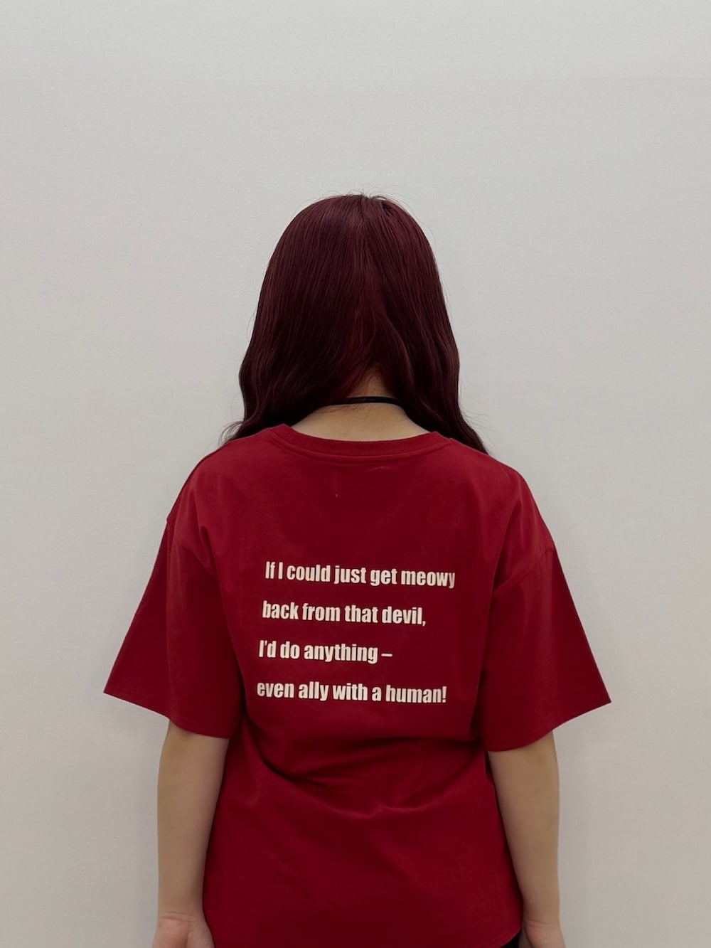 レッド系のTシャツ/カットソー、ブラック系のチョーカーを着用したレディースの春コーディネートの3枚目の写真