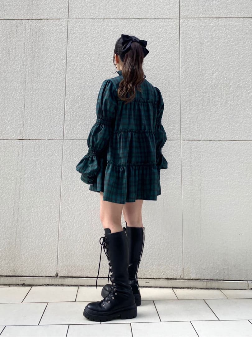 グリーン系のシャツ/ブラウス、ブラック系のブーツを着用したレディースの冬コーディネートの2枚目の写真