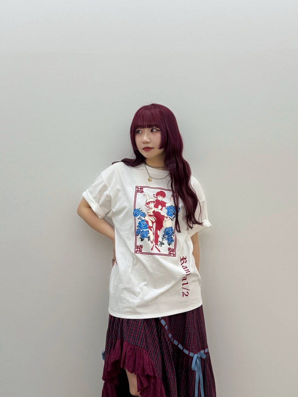 ホワイト系のTシャツ/カットソー、レッド系のスカートを着用したレディースの春コーディネートの2枚目の写真