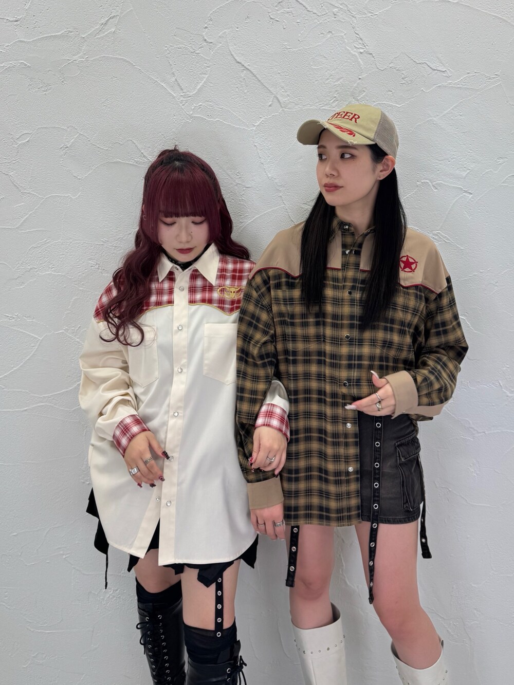 ブラウン系のシャツ/ブラウス、ホワイト系のシャツ/ブラウス、ブラック系のスカートを着用したレディースの春コーディネートの2枚目の写真